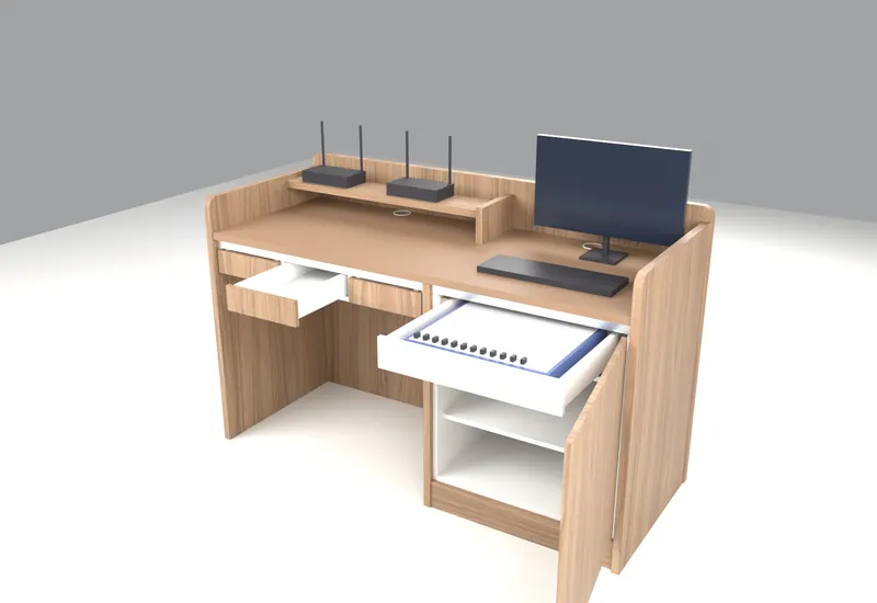 Mesa de som em MDF amadeirado vista pelo lado do operador, com gaveta de mixer aberta, porta do balcão aberta, prateleira de receptores e monitor